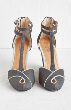 
                    
                        darling t-strap wedges  rstyle.me/...
                    
                