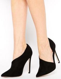 
                    
                        Pointed Shoe Boots
                    
                