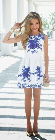 
                    
                        Pick a unique pattern like this. white & blue porcelain decorative print to help you sparkle in the summer day. #fashion
                    
                