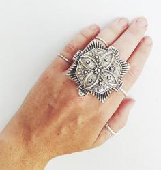 
                    
                        Woah, that's a ring! Anatonian 'Radiance' ring by Lost Lover store.
                    
                