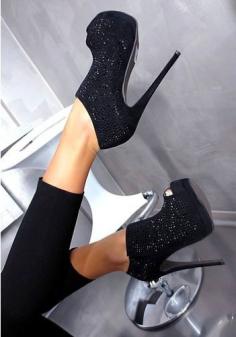 Sexy Black - http://www.heelsbook.com/sexy-black/ #highheels
