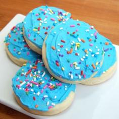 Soft Lofthouse Style Frosted Cookies - Here is a recipe for those darn grocery store cookies that are so soft and so wonderful. YES.