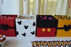 
                    
                        So cute and easy ! Could put the popcorn and candy in something like this for the bar !
                    
                