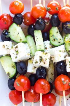 
                    
                        Only 4 ingredients and minimal prep! These greek salad skewers are 100% crowd pleaser | littlebroken.com Katya | Little Broken
                    
                