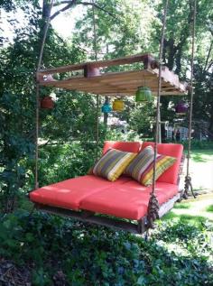 awesome DIY outdoor pallet bed