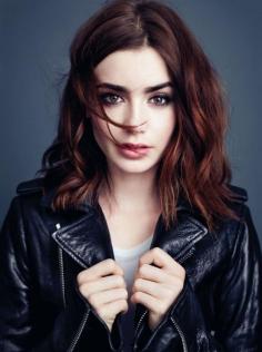 
                    
                        Why does my pale skin and bushy brows never look this good? Damn you Lily Collins- you're magic
                    
                