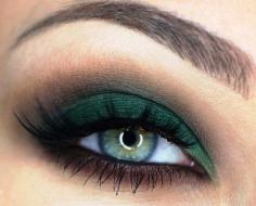 
                    
                        Smokey emerald green eyes tutorial | AmazingMakeups.com
                    
                