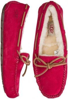 UGG is offering specials in this winter.A great deal ! Just check it ! www.ugg.ch.gg    $85.9 UGG Shoes/Boots  is on clearance sale, the world lowest price.  The best Christmas gift !