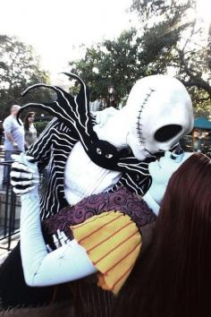 
                    
                        Jack Skellington and Sally at Comic Con | 20 Cosplays So Awesome It Makes You Wonder Why You Try
                    
                