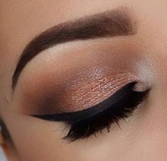 I looove this. Gorgeous eye shadow colors, lush lashes & her brow looks really nice!