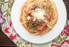 
                    
                        Creamy Spinach, Tomato, and Mushroom Pasta
                    
                