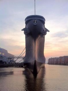 
                    
                        STRANGE MILITARY PHOTOS - THE BOW OF A BATTLESHIP FROM WATER LEVEL!
                    
                