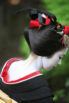 Maiko Kimika during her sakkou period - when a maiko is in the last stages before becoming a geisha. Kyoto, Japan. May 10, 2009. Text and photography by watanabe san on Flickr. [thank you...