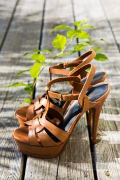 LOVE basic brown leather sandal heels!