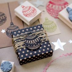 Cut out bauble pics from wrapping paper and make into gift tags, makes a simple and beautiful gift wrapping!