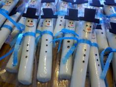 Cheese Sticks Snowmen! It doesn't get much easier than this. Great for kids school snacks. Using shop bought package string cheese, mozzarella or white cheddar of course, create a little family of snowmen using permanent markers, ribbon, and black card or felt for the hat! #preschoolsnack