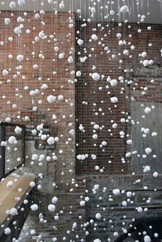 Snowball garland - so fun for a winter party! OR use for a picture booth backdrop