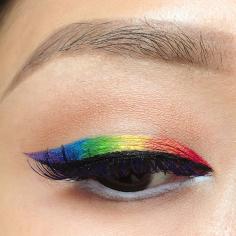 Rainbow gradient winged eyeliner. Video tutorial in the link.