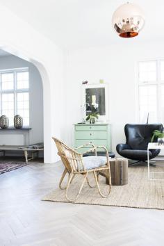 living room.. Love the ceiling shade