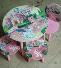 
                    
                        My Little Pony table and chairs ...
                    
                