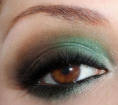 pretty way to incorporate green eye shadow