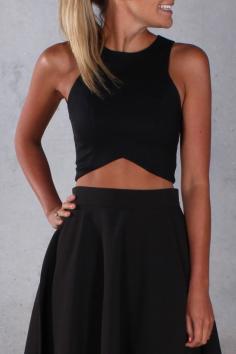Street style | Black crop top, skirt