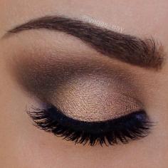 Love this eyeshadow color and eye makeup detail
