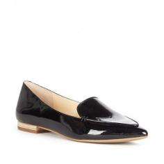 
                    
                        Timeless and polished black smoking slipper with a pointed toe
                    
                