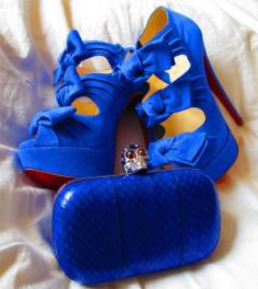 Did I mentioned that I love cobalt blue shoes? Here Christian Louboutin pumps and Alexander McQueen clutch.