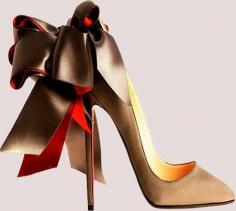 Christian Louboutin #womenstyle #womenfashion #fashion #hautecouture #luxury #modefeminine #escarpin #pumps #talonaiguille #shoes #highheeled #Sexyshoes