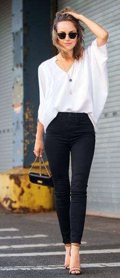 Street style | White loose blouse and high waist black skinnies.