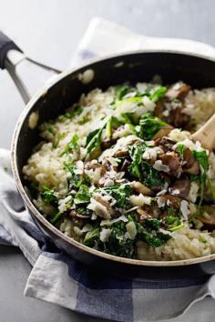 Garlic Butter Mushroom Risotto - A quick and easy weeknight meal! White wine, garlic, mushrooms, butter, spinach, and creamy risotto. RECIPE ON SITE