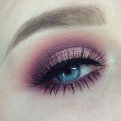 I used Peach Smoothie, Cupcake, Bitten and corrupt in the crease. Then used In the Spotlight foiled eyeshadow on the [...]