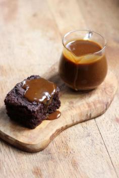 There's just 4 ingredients needed to make this caramel sauce - coconut sugar, water, cashews and a pinch of salt! Dairy free and delicious!