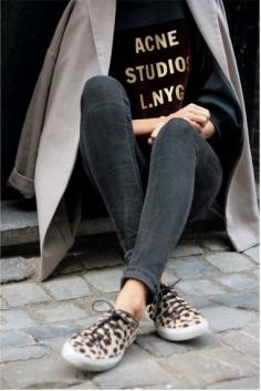 Beige coat, black jeans, black tee with print, animal print shoes.