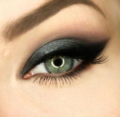 'Starlit Eyes' look using Makeup Geek's Corrupt, Cupcake, Mocha, and Vanilla Bean eyeshadows along with Paparazzi pigment.