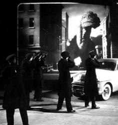 
                    
                        Here you have actors dressed up like NYC Policemen shooting into a huge screen where the Rhedosaur seems to be heading towards them. AWESOME SHOT !
                    
                