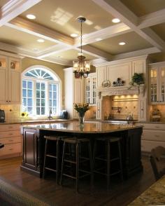 Beautiful Kitchen!! (Island, lighting, windows, high ceilings...it's perfect)