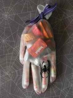 DIY Halloween Gift Bags halloween halloween party halloween candy halloween crafts halloween ideas diy halloween halloween party decor halloween party favors  Need some great Halloween Treat Ideas?  http://trck.me/225431/