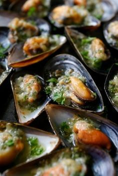 
                    
                        Easy Steamed Mussels - Foolproof Recipe!- Spain Buddy
                    
                