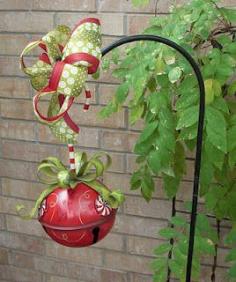 Easy Christmas / holiday Decor Decorating / Creative Decoration Ideas / garden shepard's hook with jingle bell / ball & ribbon