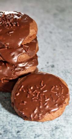 
                    
                        Texas Sheet Cake Cookies - Rich, chocolate and buttery cookie with chocolate chips, walnuts and topped with a creamy chocolate frosting. Recipes Food and Cooking
                    
                