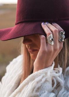 Un sombrero en esta temporada, completa tu outfit. Algo de metal en tus manos te hace ver con autoridad y un toque glam. #elemendz #outfit #sombrero #anillos