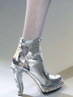
                    
                        Shoes at Chanel Haute Couture Spring 2010 at 柔
                    
                