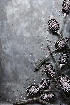 
                    
                        Peppermint Chocolate Spoons via Bakers Royale - AND I have about a billion vintage silverplated spoons that would be fantastic for doing this :)
                    
                