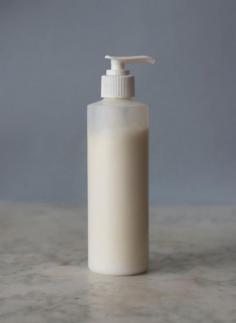 
                    
                        Oooh! This Autumn Spice lotion has a spicy, crisp scent and is great for cool weather skin care. DIY!
                    
                