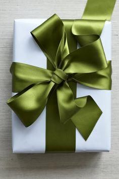 
                    
                        The secret to tying the perfect bow just in time for Valentine&#39;s Day - Chatelaine Anyone who knows me knows I spend almost as much on the wrapping and ribbons as the gift itself. It&#39;s all about &#34;presentation.&#34;
                    
                