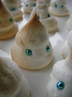 Halloween ghosty meringues with edible blue balls - so cute looks like casper! #Halloween #Crafts and #Ideas