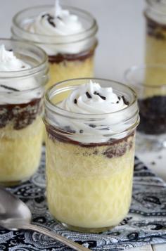 Amazing collection of mason jar dessert recipes - Great for outside summer picnics !