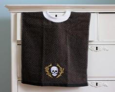 
                        
                            Black Halloween Skeleton Towel Bib by TheSewingChickadee on Etsy
                        
                    